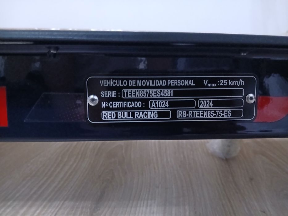 Trotinetă electrică 8.5” pliabilă –  nouă, design sport Red Edi