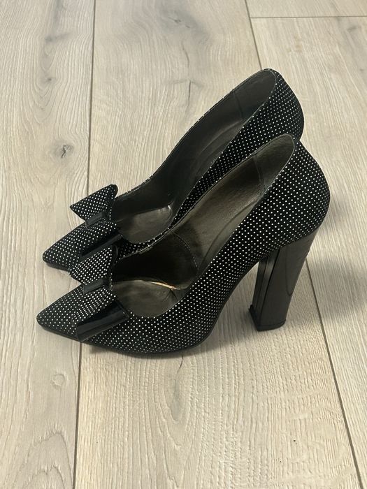 Pantofi eleganți cu toc gros și fundă, negru cu buline, mărimea 38.5