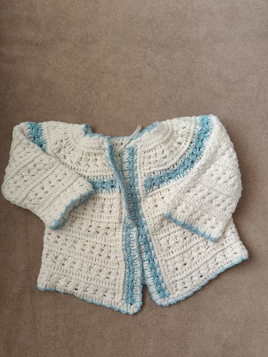 Плетени бебешки дрехи