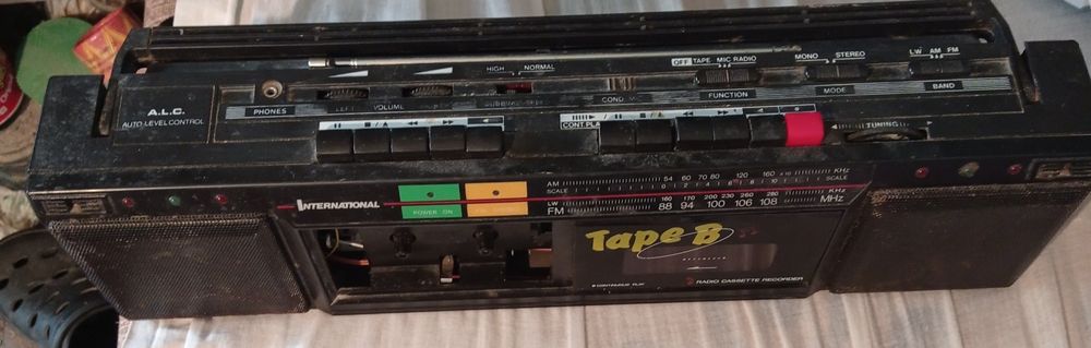 Vând/Schimb Radio-Casetofon Melectronic+International leduri-preț buc.