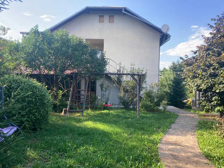 Casa cu 4 dormitoare, foisor si gradina