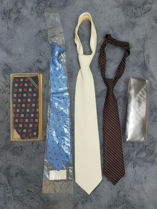 Cinci cravate Noi