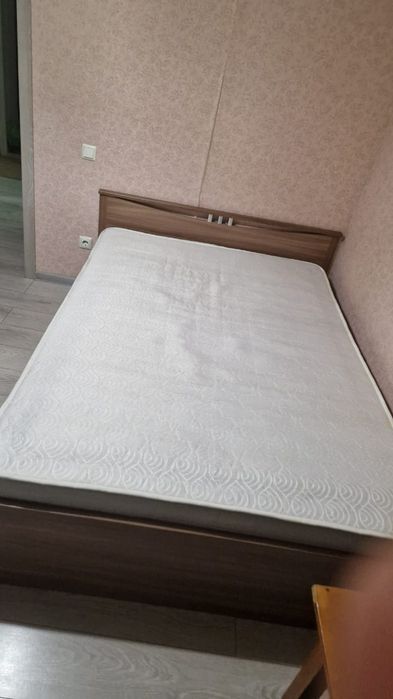 Продам кровать с матрасом вместе ( после химчистки )