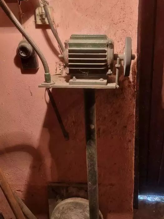 Шмиргел на стойка и лампа с гъвкаво рамо - КОМПЛЕКТ