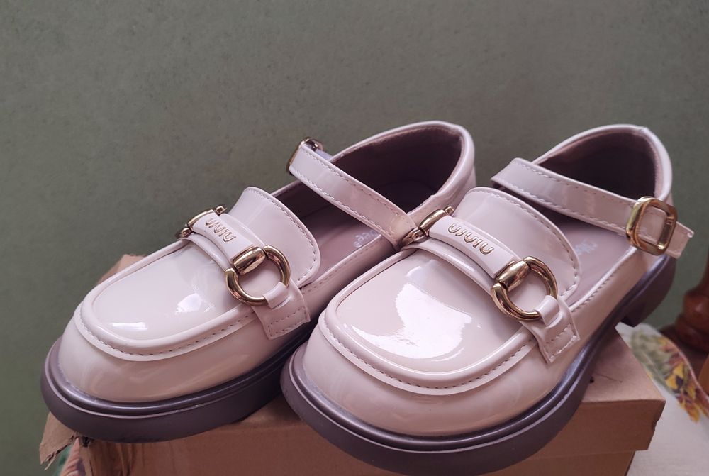 Продавам едвам носени детски обувки