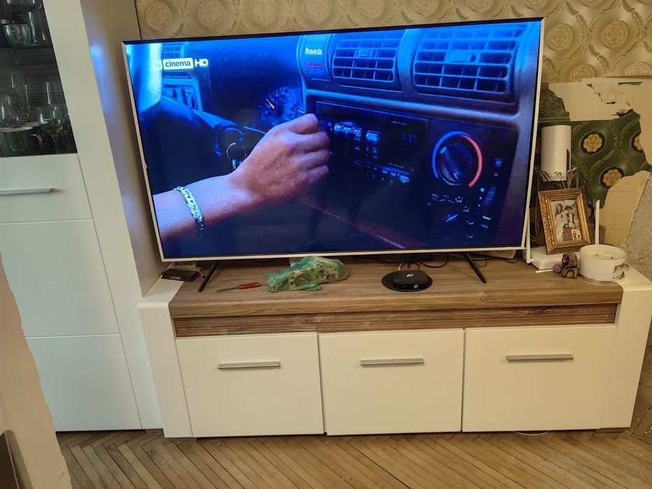 Телевизионен шкаф