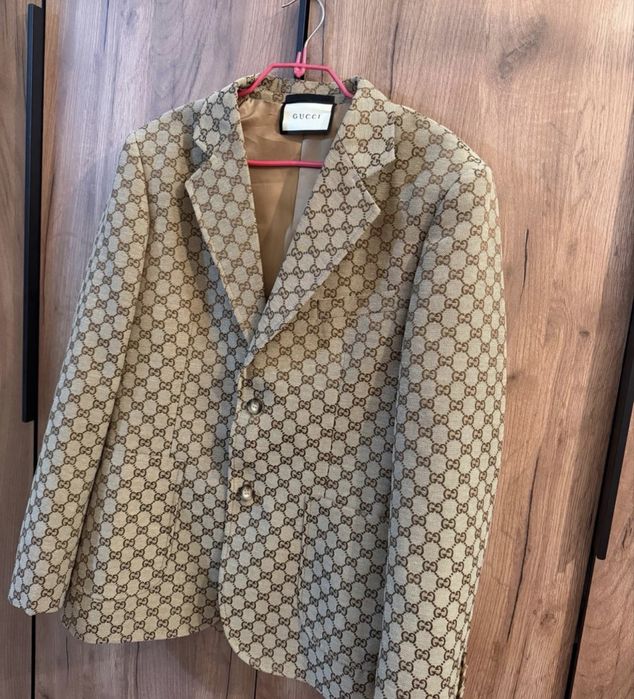 Пиджак, белые туфли, дублёнка, платье, безрукавка, пижама.