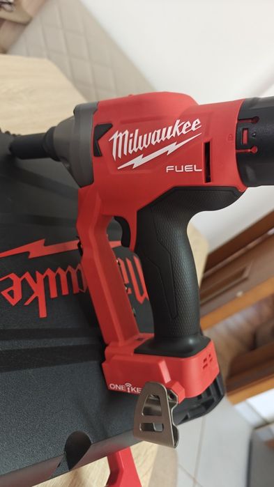 Pistol pop nituri m18 milwaukee