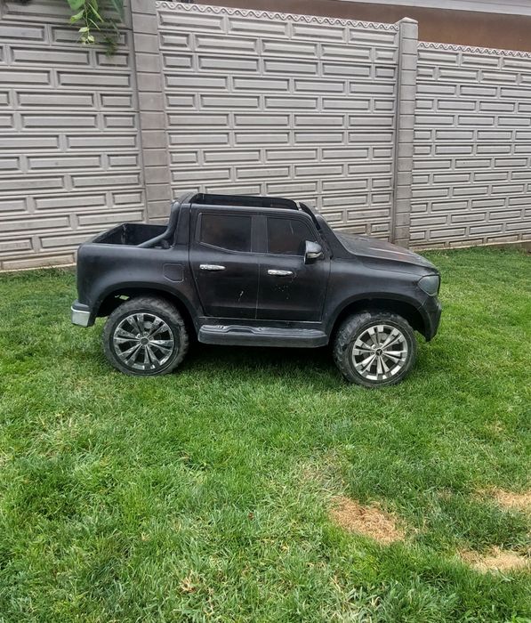 Masinuta electrica pentru 2 copii Mercedes X-Class 4x4 180W 12V