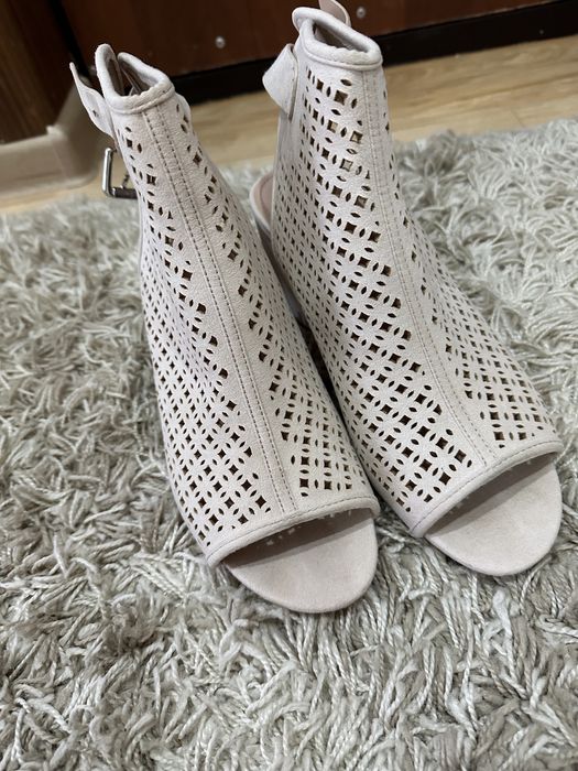 Продам босоножки