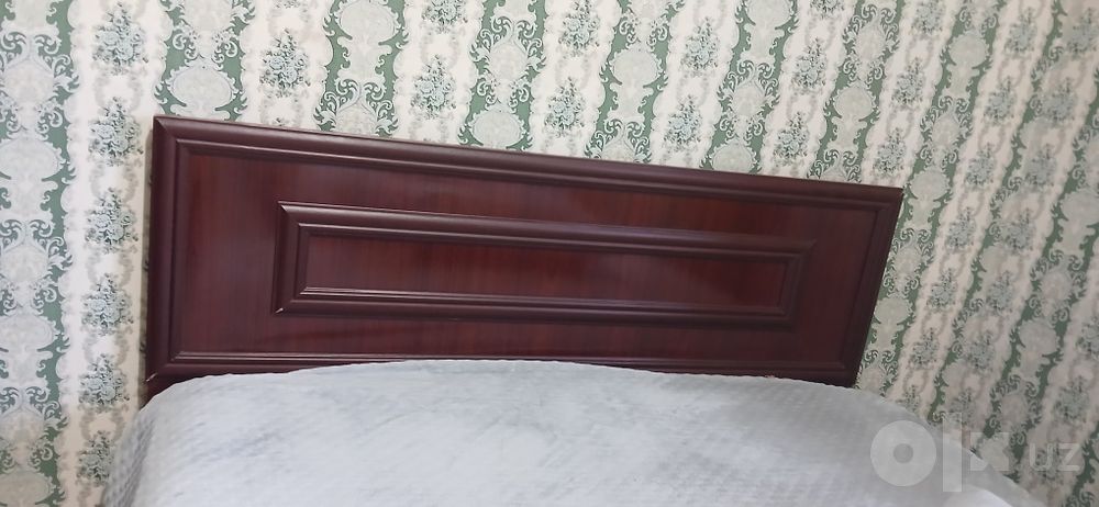 Spalniy divan +matrasi va 2ta tumbasi bilan sotaman. Xolati yaxshi.