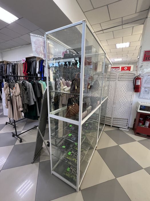 Стеклянные витрины.