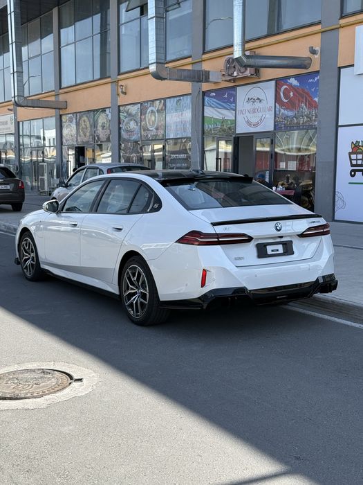 Bmw i5 35L 2024 15min probeg +dop optsiyaligi bazoviymas Body kit full