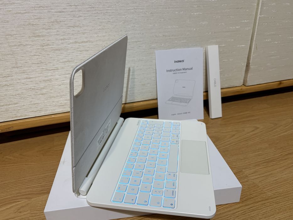 Husă cu tastatură pentru iPad nouă!