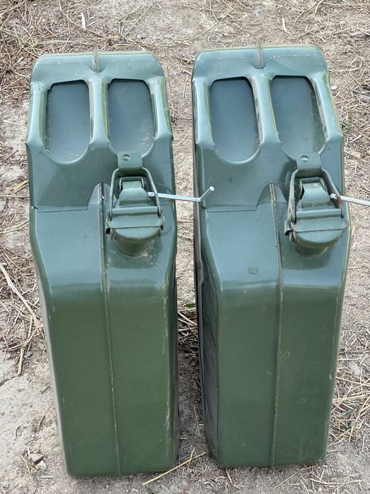 Продам канистры 2 шт.