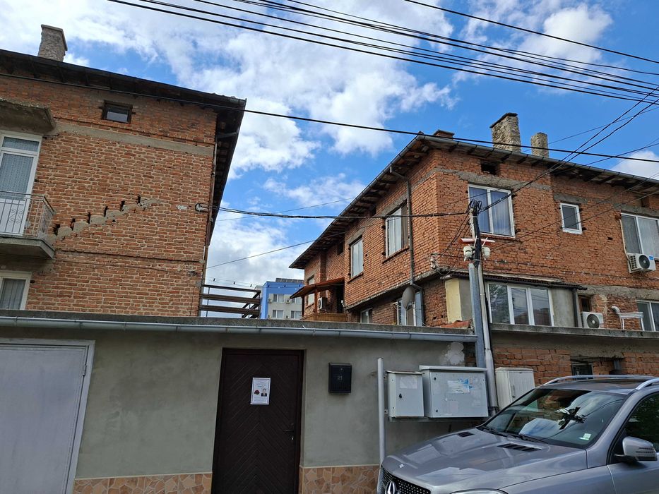 Продава се Тристаен апартамент в Панагюрище - 120 кв.м за 600 €/кв.м - Снимка #2