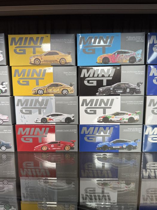 Продават се моделите 1:64  MiniGt PopRace Inno64 AutoArt