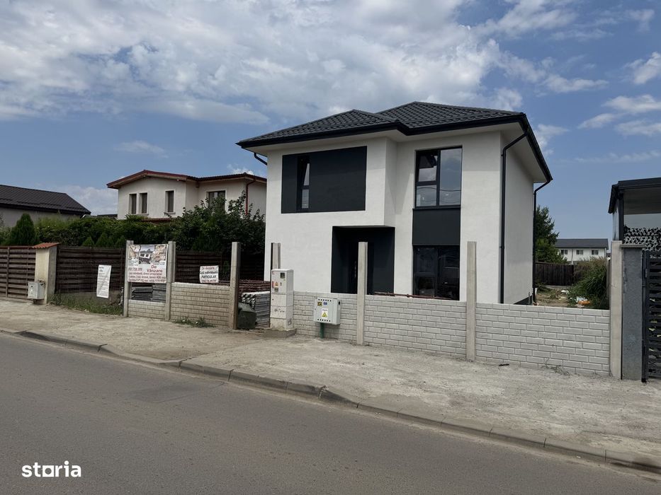 Casă individuală cu dormitor la parter și trei dormitoare la etaj.