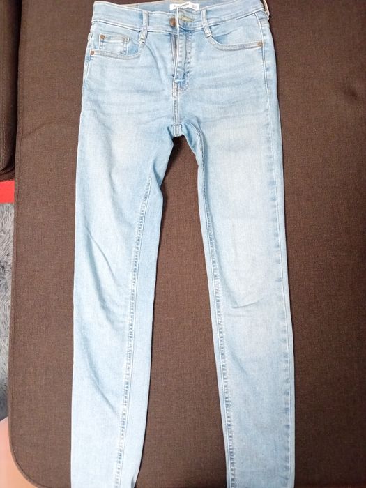 Vând blugi pull&bear