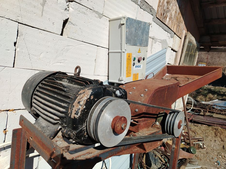 Vând moară cu ciocane la curent trifazic, motor 15 KW