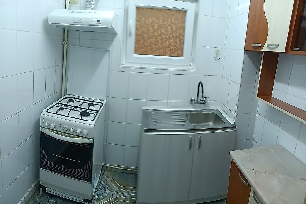 Închiriez ap.3 camere,et.4/10 zona Sălăjan cu loc parcare inclus, metrou N.Grigorescu/1Decembrie