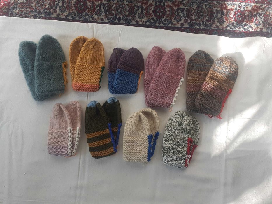 Продавам ръчно изплетени вълнени чорапи и терлици-дамски и детски