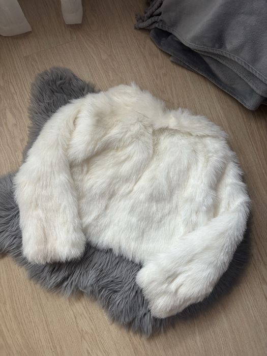 Бяло късо пухено палтенце