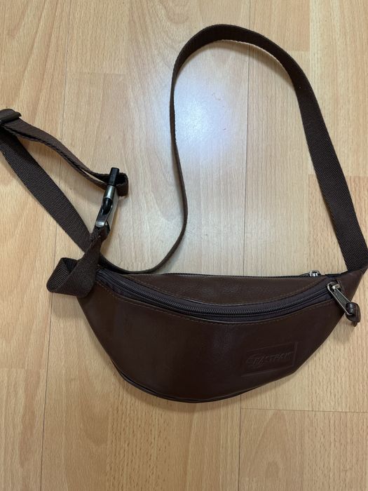 Eastpak кожена чанта за кръст