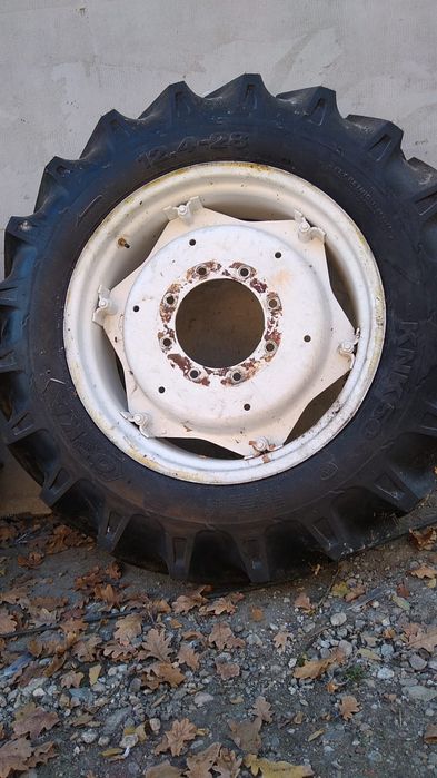 Vând cauciucuri cu  genți