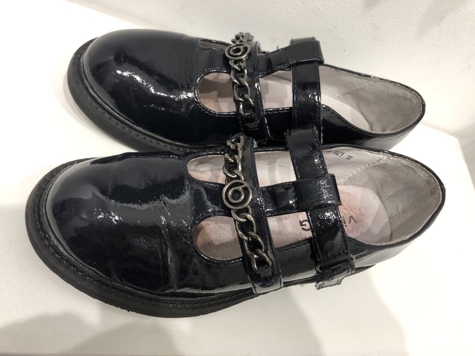 Школьные лаковые туфли