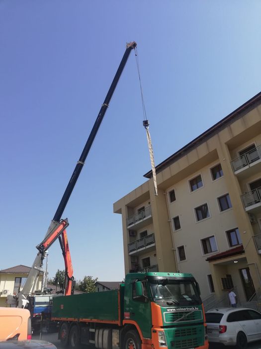 Transport camion cu macara
