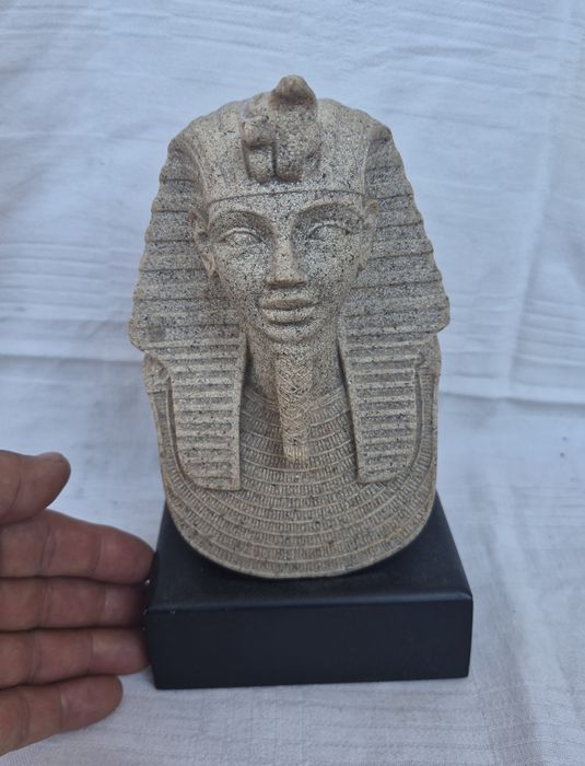 Figurină egipteană bust Tutankhamun din calcar (Lime stone) Colecția Regency, 20cm.