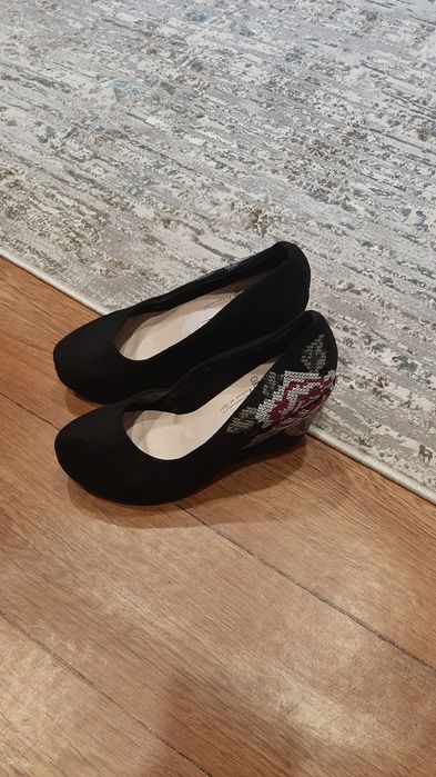 Продам женские туфли