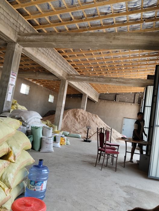 Нотурар бино сотилади