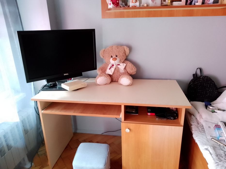 Ученическо бюро със слот за клавиатура