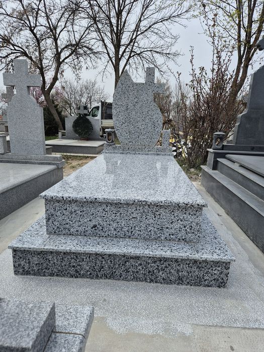 Monumente funerare