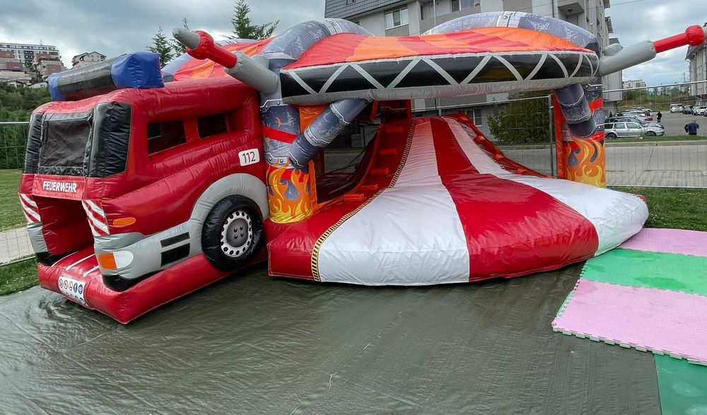 Tobogan castel gonflabil copii masina pompieri folosit doar 3 luni