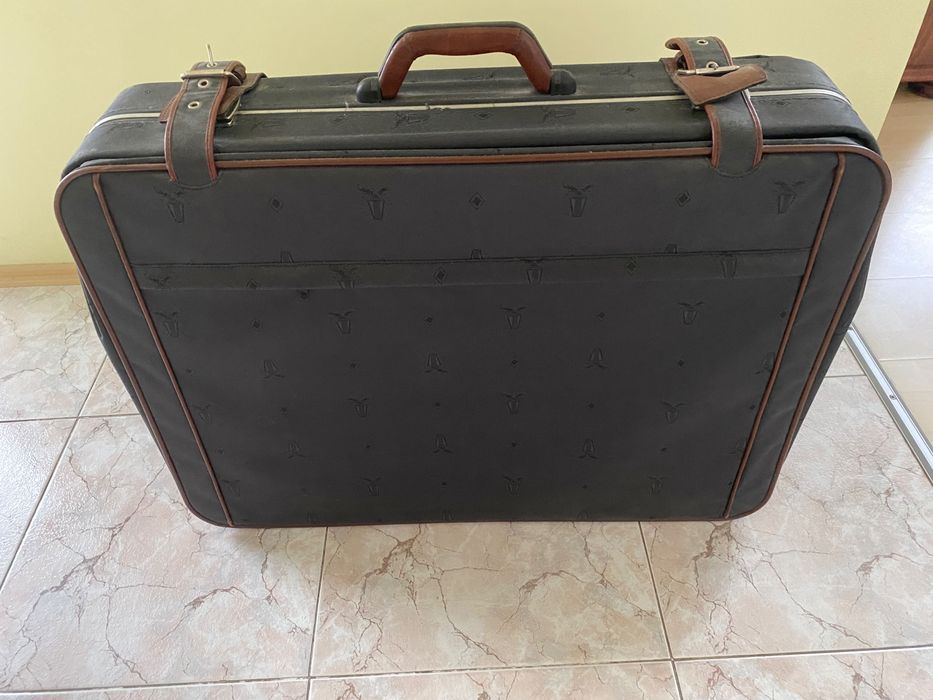 Продавам куфар с колела размер вис.74 см шир.25 см