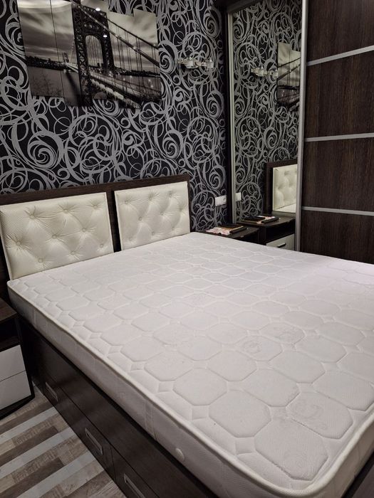 Продам Кровать двуспальная +ортопедический матрас с полками для хранен