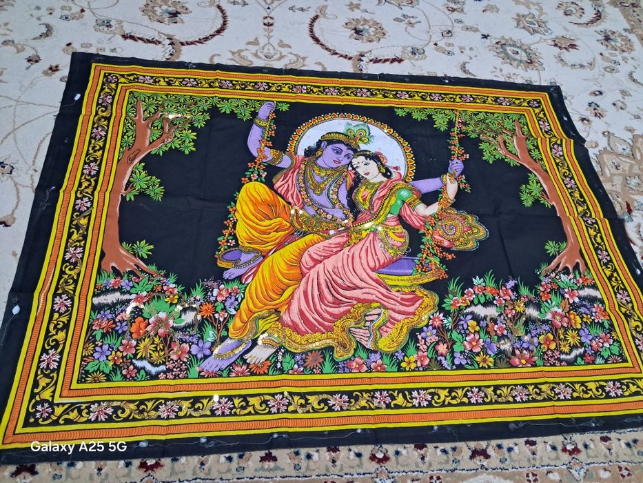 Этническое панно с изображением индийских божеств.