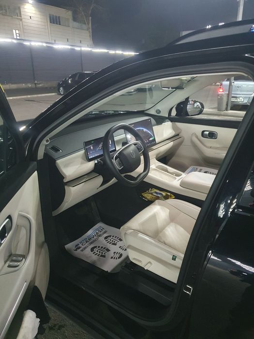 Leapmotor C16 
3- pozidsiya ledarni eng fuli 
10.000km yurgan.
Toshken