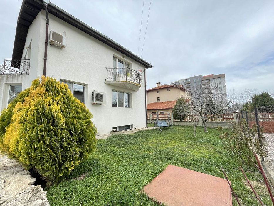 Под наем самостоятелна къща с двор