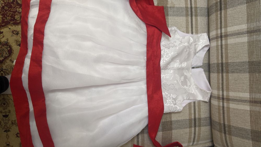 Продам красивые стильные платья на девочку 4/7 лет