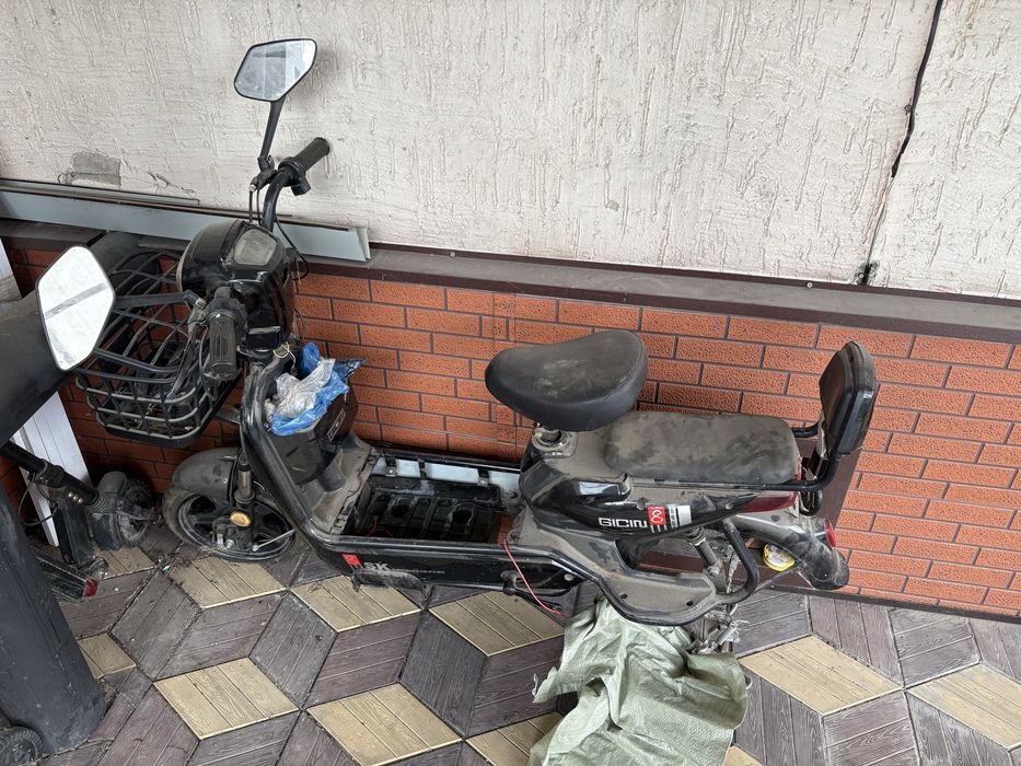 В продаже мопед