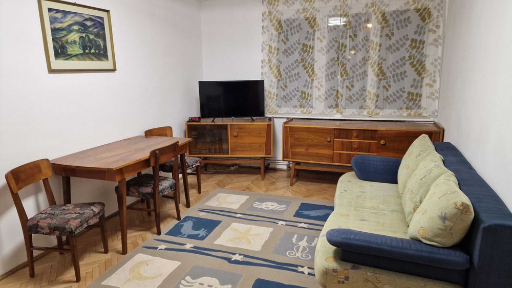 Inchiriez apartament cu trei camere, complet renovata, zona cornisa.