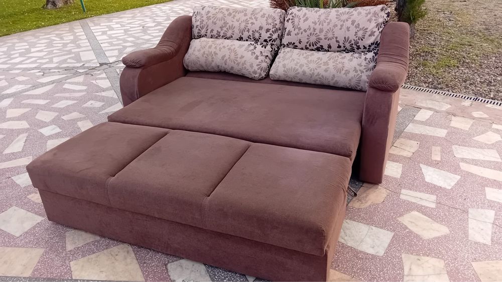 Canapea extensibila cu lada pentru haine