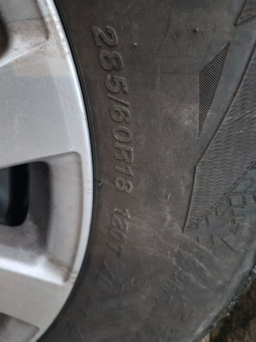 Срочна продам шины 285/60/18 с шипи,