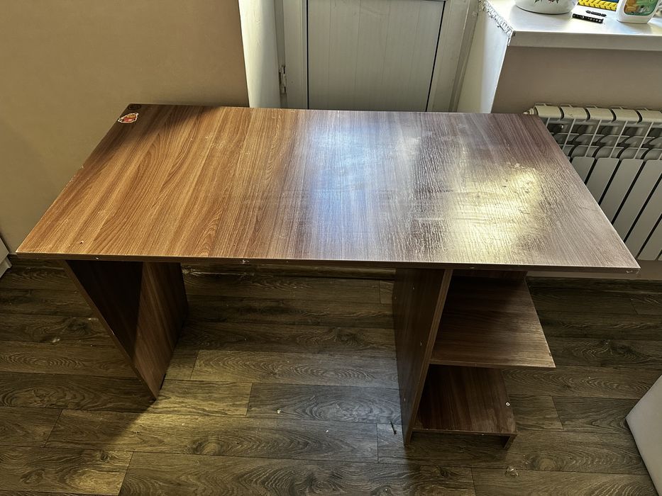 Стол письменный.