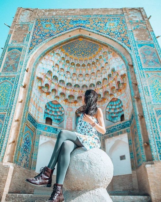 Гид фотограф экскурсии с запечатлением в кадр фотоаппарата фото-туры