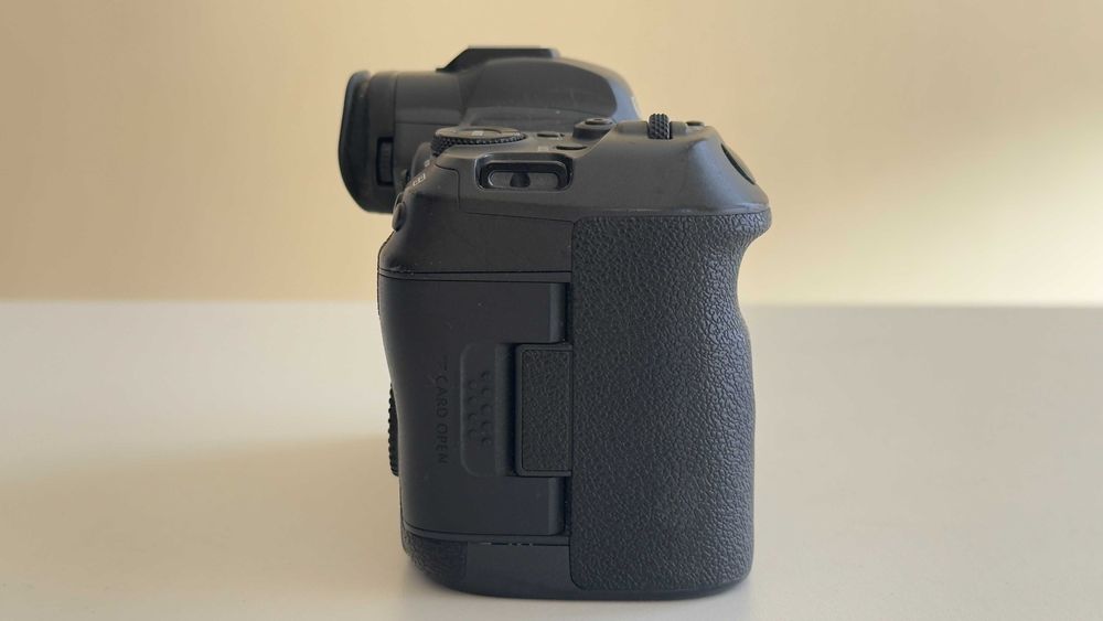 Фотоапарат Canon EOS R5 тяло с оригиналната батерия